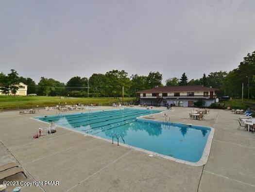 158 Davis Cir, Bushkill, PA 18324 - community pool with a patio area