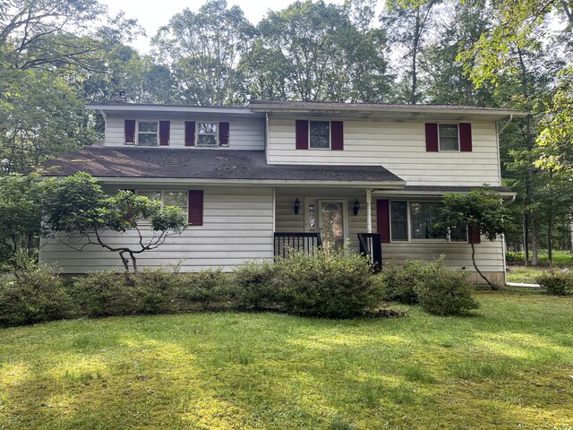 122 Savage Trl, East Stroudsburg, PA 18301 - traditional-style home with a front lawn and covered porch