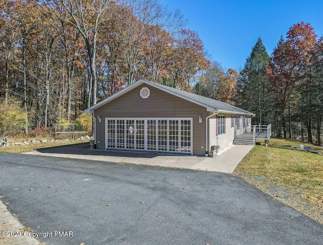 view of front of property featuring a front lawn