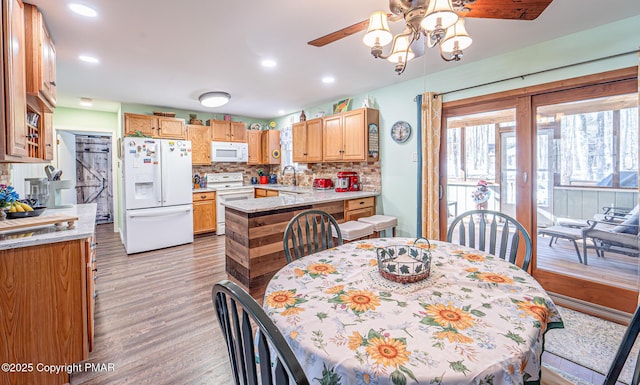 dining area with recessed lighting, light wood-style floors, and ceiling fan