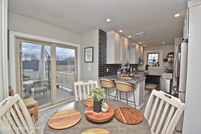 kitchen featuring stainless steel appliances, recessed lighting, visible vents, backsplash, and a peninsula