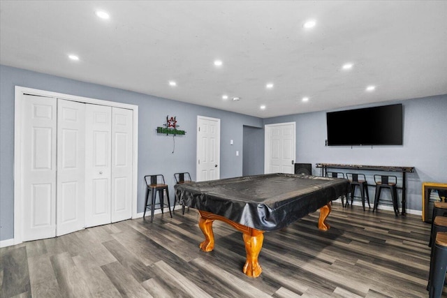 game room with baseboards, recessed lighting, and wood finished floors