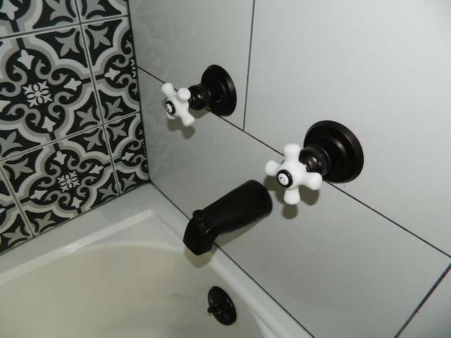 7086 Boulder Ct, Tobyhanna, PA 18466 - bathroom view of a bathtub