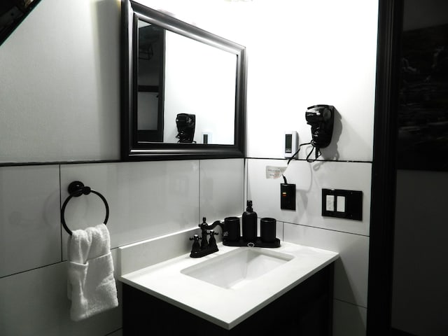 7086 Boulder Ct, Tobyhanna, PA 18466 - bathroom featuring backsplash and vanity