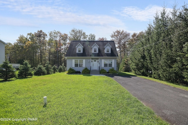 cape cod-style house featuring a front yard