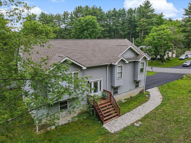 838 Cayuga Way, Stroudsburg, PA 18360 - view of front of house with a shingled roof and a front lawn