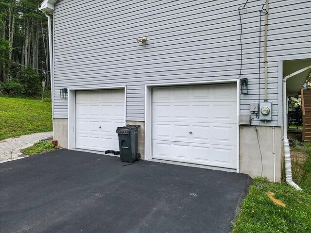 838 Cayuga Way, Stroudsburg, PA 18360 - garage featuring asphalt driveway