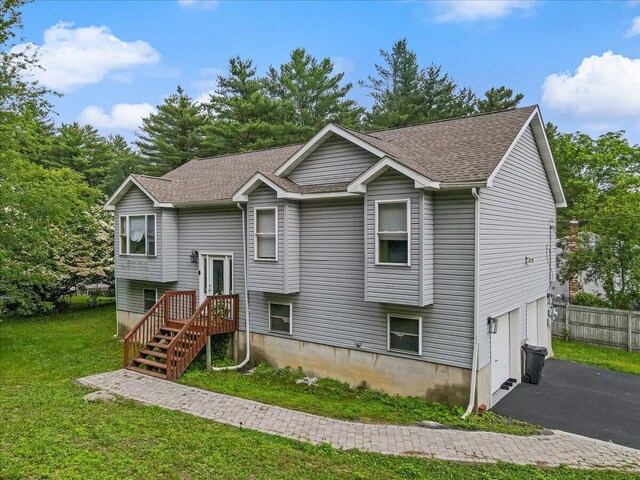 838 Cayuga Way, Stroudsburg, PA 18360 - split foyer home featuring a garage, a shingled roof, and driveway