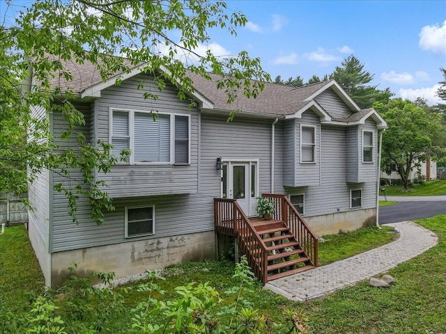 838 Cayuga Way, Stroudsburg, PA 18360 - rear view of property with a yard and a shingled roof