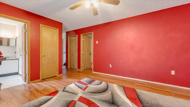 838 Cayuga Way, Stroudsburg, PA 18360 - bedroom with wood finished floors, ensuite bathroom, ceiling fan, and a textured ceiling