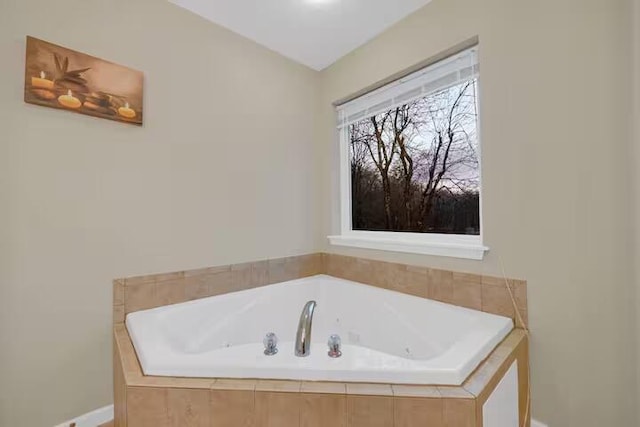 7075 Boulder Ct, Tobyhanna, PA 18466 - full bath featuring a tub with jets and baseboards