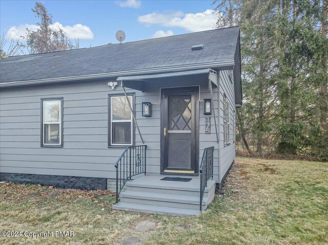 view of front of house with a shingled roof