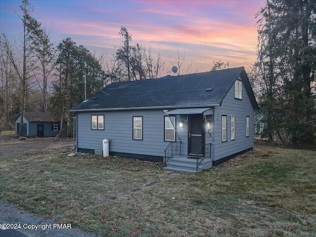 view of front of house featuring a yard