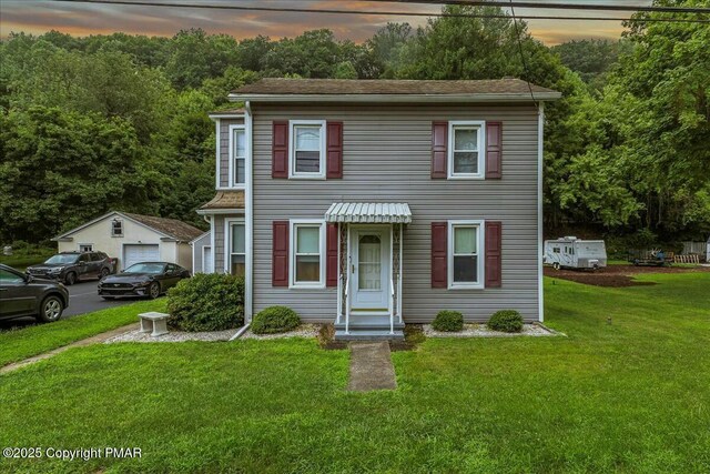 view of front of home featuring a lawn