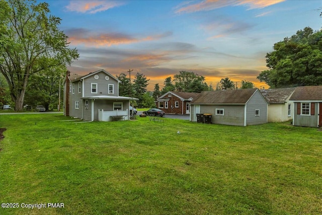 view of yard featuring an outbuilding