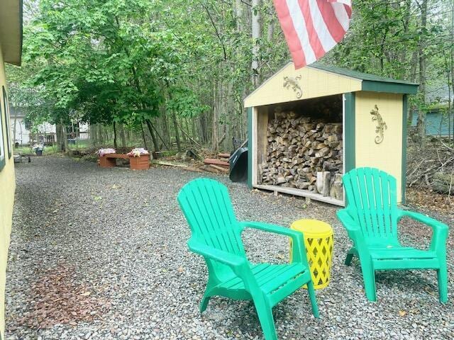 1293 Winding Way, Tobyhanna, PA 18466 - view of patio featuring a storage shed