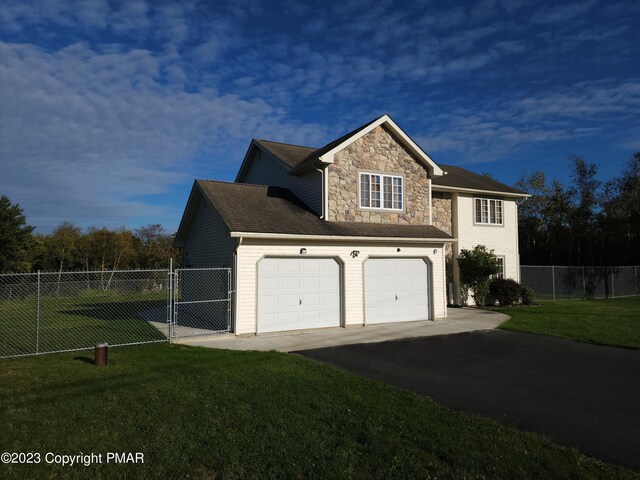 1960 Sun Valley Dr, Blakeslee PA, 18610, 3 bedrooms, 2.5 baths house for sale