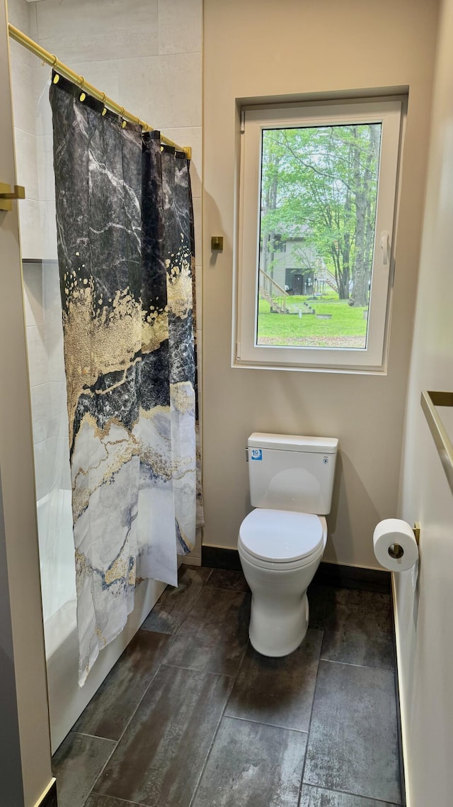 2154 Valleyview Dr, Bushkill, PA 18324 - bathroom featuring toilet, baseboards, and shower / tub combo with curtain