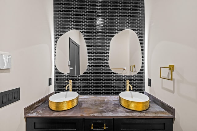 2154 Valleyview Dr, Bushkill, PA 18324 - bathroom featuring backsplash and double vanity