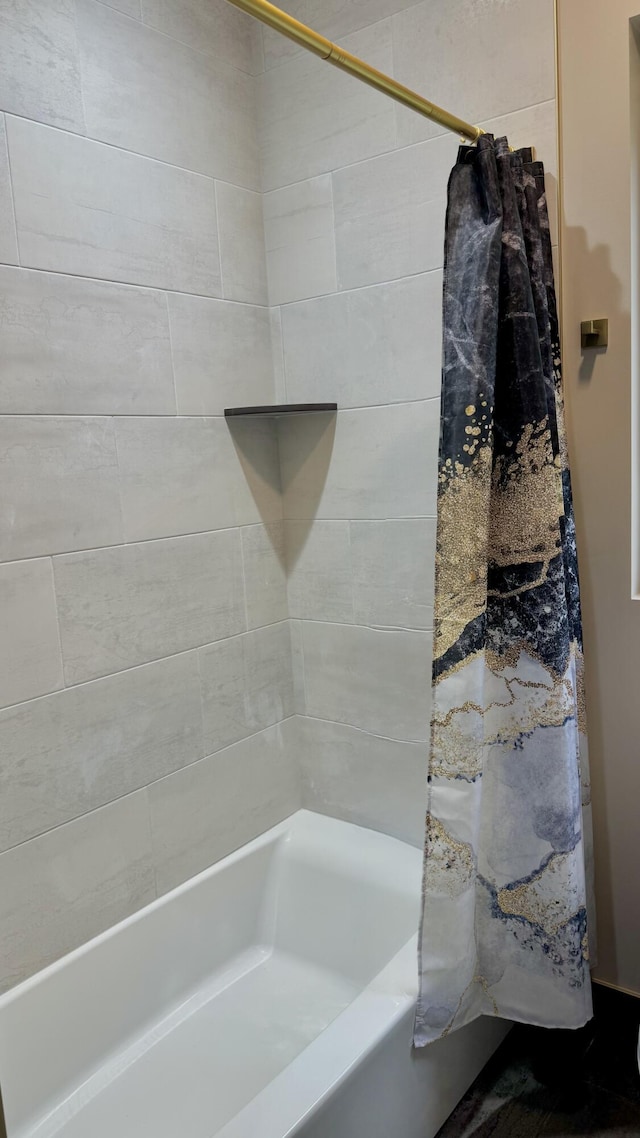 2154 Valleyview Dr, Bushkill, PA 18324 - bathroom featuring shower / tub combo with curtain