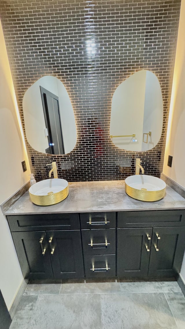 2154 Valleyview Dr, Bushkill, PA 18324 - bathroom featuring double vanity, decorative backsplash, and baseboards