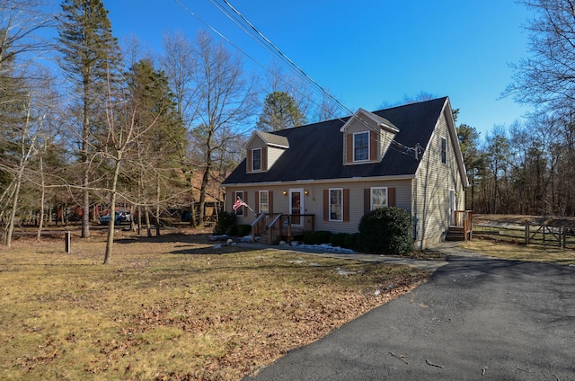 view of front facade with a front lawn