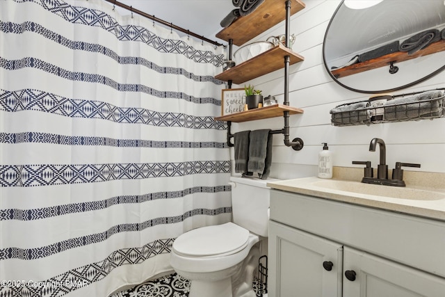 full bathroom featuring curtained shower, toilet, and vanity