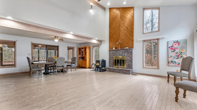 living area with recessed lighting, light wood-type flooring, baseboards, and ceiling fan