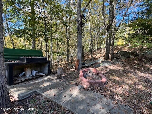 view of yard featuring an outdoor fire pit