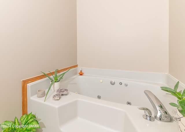 133 Sundew Dr, East Stroudsburg, PA 18301 - full bath featuring a whirlpool tub