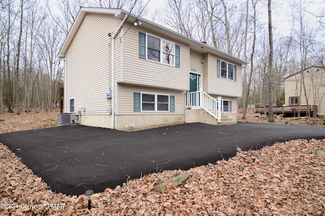 133 Sundew Dr, East Stroudsburg, PA 18301 - split foyer home with driveway