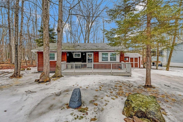 view of front facade featuring driveway and a porch