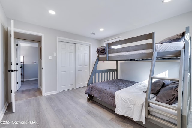 bedroom featuring visible vents, baseboards, wood finished floors, a closet, and recessed lighting