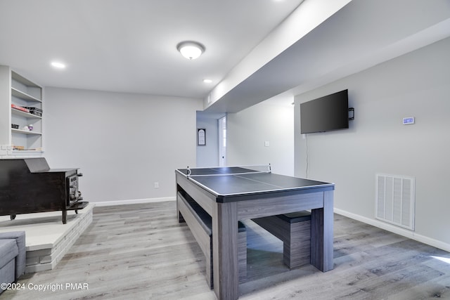 rec room with recessed lighting, visible vents, light wood-style flooring, and baseboards