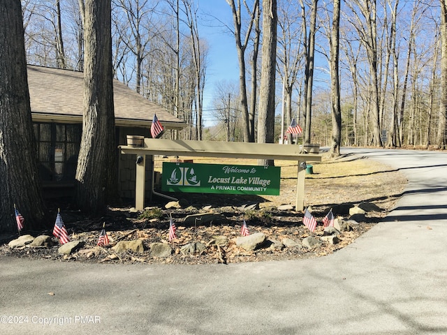 615 Locust Ln, Pocono Lake, PA 18347