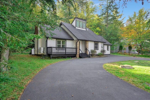 5266 Beechwood Rd, Blakeslee, PA 18610 - view of front of house featuring a shingled roof, driveway, and a front yard