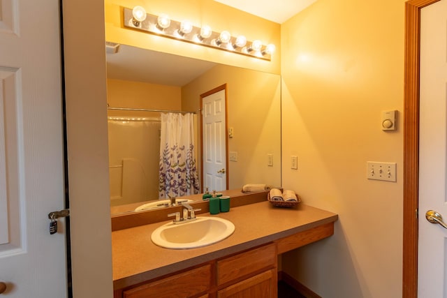 bathroom featuring a shower with shower curtain and vanity