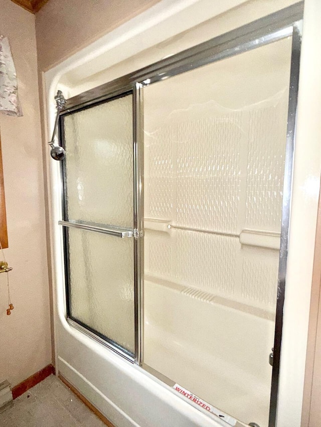 402 Shinymountain Ct, Greentown, PA 18426 - bathroom featuring bath / shower combo with glass door and baseboards