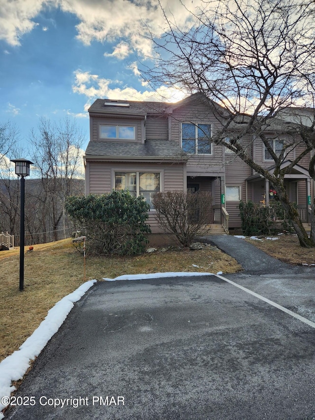 view of front facade with a front yard