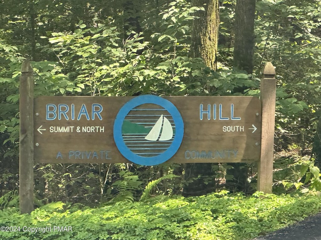 S Briar Hl, Paupack, PA 18438