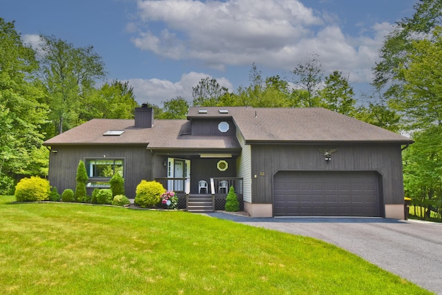 122 Mcmichaels Ct, Stroudsburg, PA 18360 - mid-century home featuring an attached garage, a chimney, driveway, and a front yard