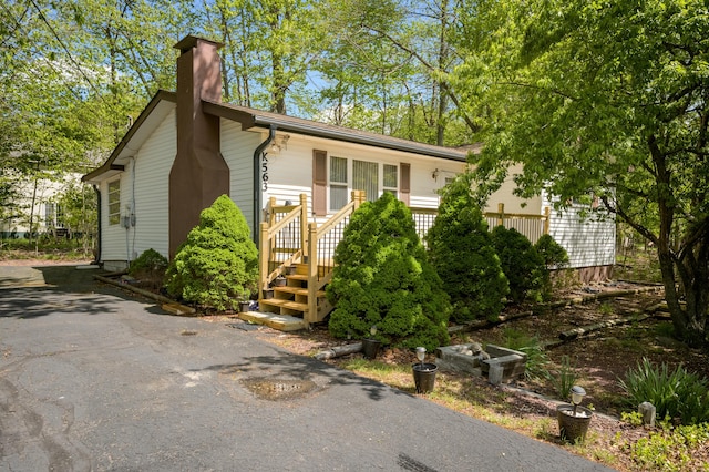 1259 Winding Way, Tobyhanna, PA 18466 - ranch-style home featuring a chimney and asphalt driveway