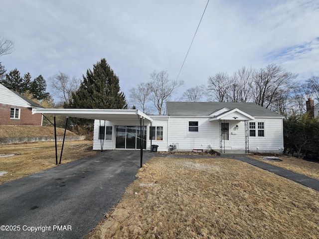 view of front facade featuring a carport and driveway