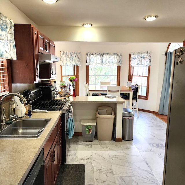 408 Sassafrass Way, Stroudsburg, PA 18360 - kitchen with gas stove, freestanding refrigerator, a peninsula, light countertops, and light marble finish floors