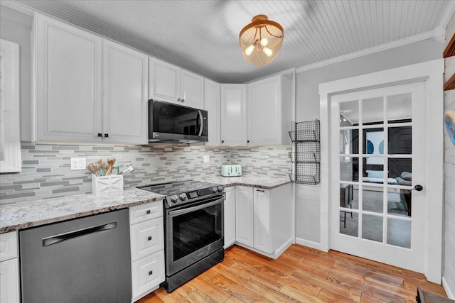 84 Deer View Dr, Jim Thorpe, PA 18229 - kitchen with appliances with stainless steel finishes, white cabinets, light wood-style floors, decorative backsplash, and ornamental molding