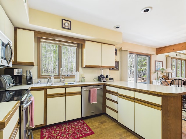 5541 Fox Rd, Pocono Pines, PA 18350 - kitchen with stainless steel appliances, a sink, a peninsula, light countertops, and recessed lighting