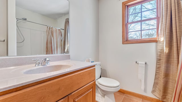 full bathroom with tile patterned flooring, toilet, vanity, baseboards, and a shower with curtain