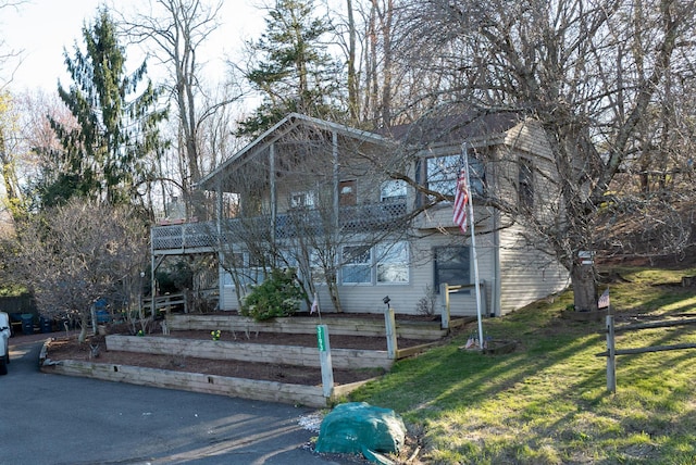 3193 Pine Ridge Dr, Bushkill, PA 18324 - view of front facade featuring a front lawn