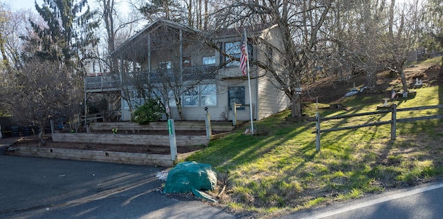 3193 Pine Ridge Dr, Bushkill, PA 18324 - view of front of property featuring a front yard, a vegetable garden, and fence