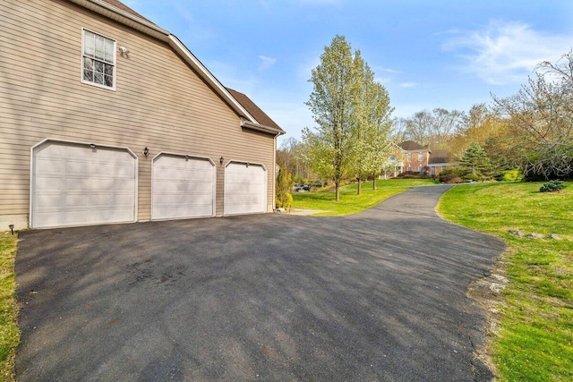 255 Rising Meadow Way E, Stroudsburg, PA 18302 - view of side of property featuring a lawn, an attached garage, and driveway
